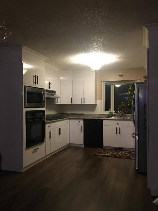 Renovated 4 Bedrooms 20 Sleeps Shopping Mall Edmonton Exterior foto